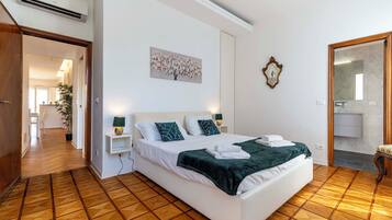 Apartamento panorámico, 2 habitaciones (Check-in online) | Edredones de plumas y sistema de insonorización
