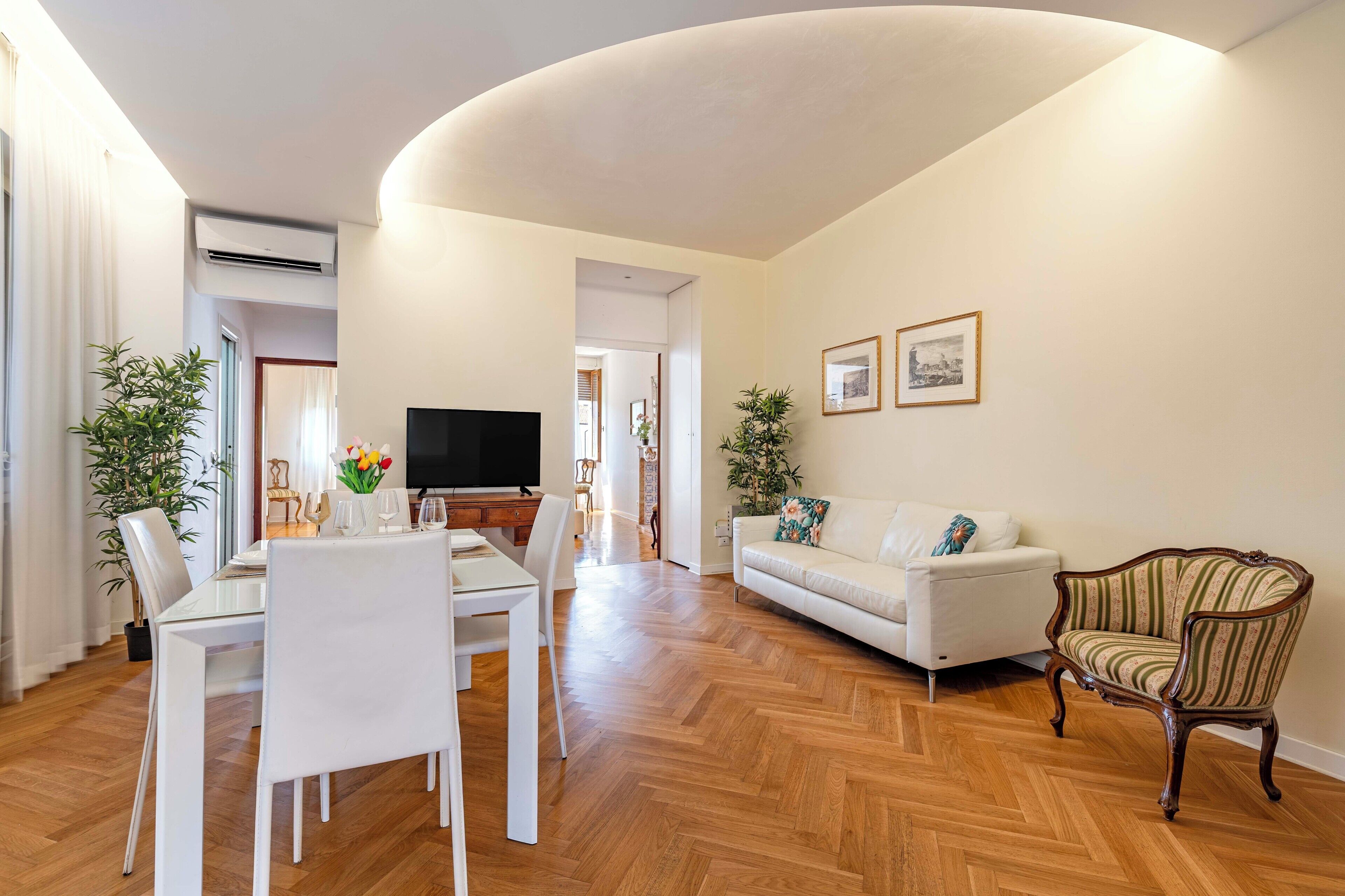 Apartamento panorámico, 2 habitaciones (Check-in online) | Sala de estar | Una televisión de pantalla plana