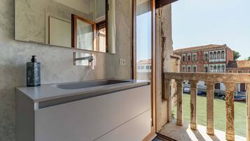 Apartamento panorâmico, 2 quartos (Check-in online) | Banheiro | Chuveiro, produtos de toalete grátis, secador de cabelo, bidê