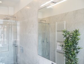 Apartamento panorâmico, 2 quartos (Check-in online) | Banheiro | Chuveiro, produtos de toalete grátis, secador de cabelo, bidê