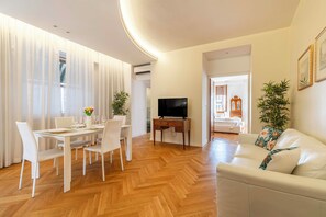 Departamento panorámico, 2 habitaciones (Check-in online) | Área de sala de estar | Televisión de pantalla plana 