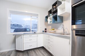 ตู้เย็นขนาดใหญ่, ไมโครเวฟ, เตาอบ, เตาประกอบอาหาร