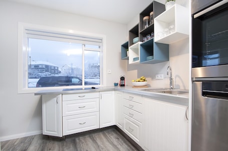 Refrigerador con freezer, microondas, horno, placa de cocina