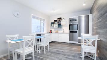 Full-size fridge, microwave, oven, stovetop