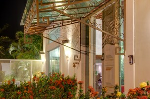 Fachada da propriedade à noite