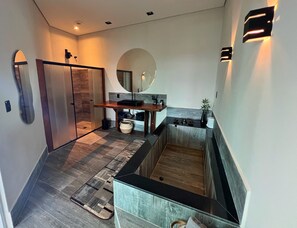Premium Room | Bathroom | Towels, soap, toilet paper
