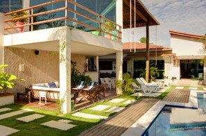 Piscine extérieure, chaises longues