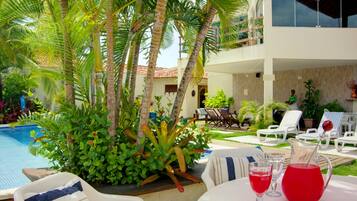 Piscina externa, funciona das 7h30 às 21h, espreguiçadeiras