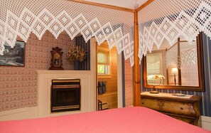 Meadow View | Premium bedding, desk, iron/ironing board, free WiFi - The Norman Rockwell Studio And Inn (Arlington)
