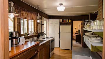 Suite Studio Signature, cheminée, vue montagne | Cuisine privée | CafetiÚre/bouilloire