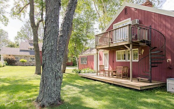 Norman Rockwell Studio | Premium bedding, desk, iron/ironing board, free WiFi