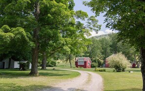 Honeymoon Cottage | Premium bedding, desk, iron/ironing board, free WiFi