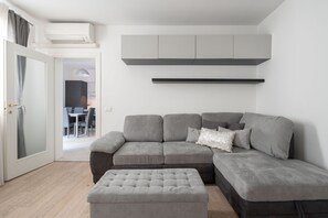 Apartemen Deluks, 2 kamar tidur (Check-in online) | Ruang keluarga | TV layar datar