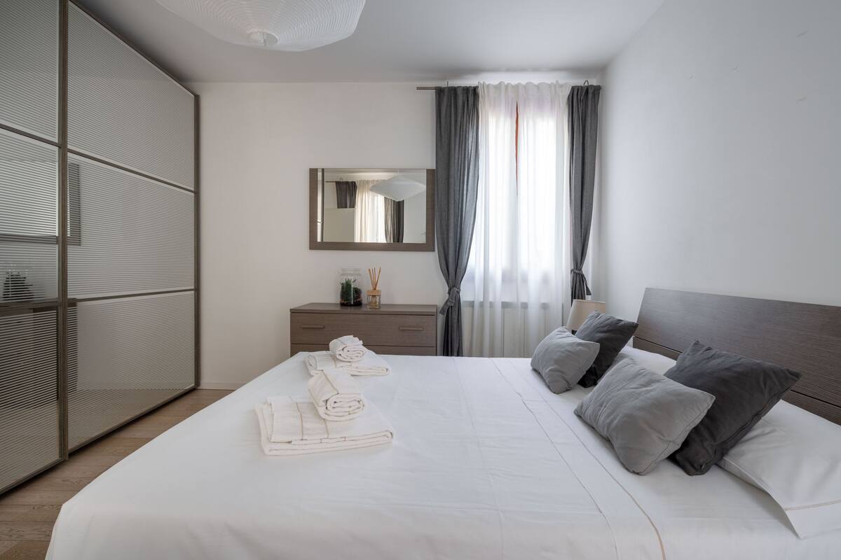 Deluxe Apartment, 2 Bedrooms (Check-in online) | 3 bedrooms, premium bedding, down comforters, soundproofing