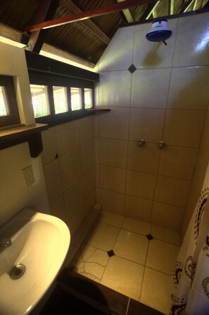 Shower, perlengkapan mandi gratis,  dan handuk