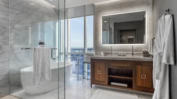 Dusche, kostenlose Toilettenartikel, Haartrockner, Bademäntel
