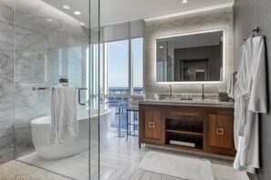 Shower, free toiletries, hair dryer, bathrobes - Omni Hotel At The Battery Atlanta (Atlanta)