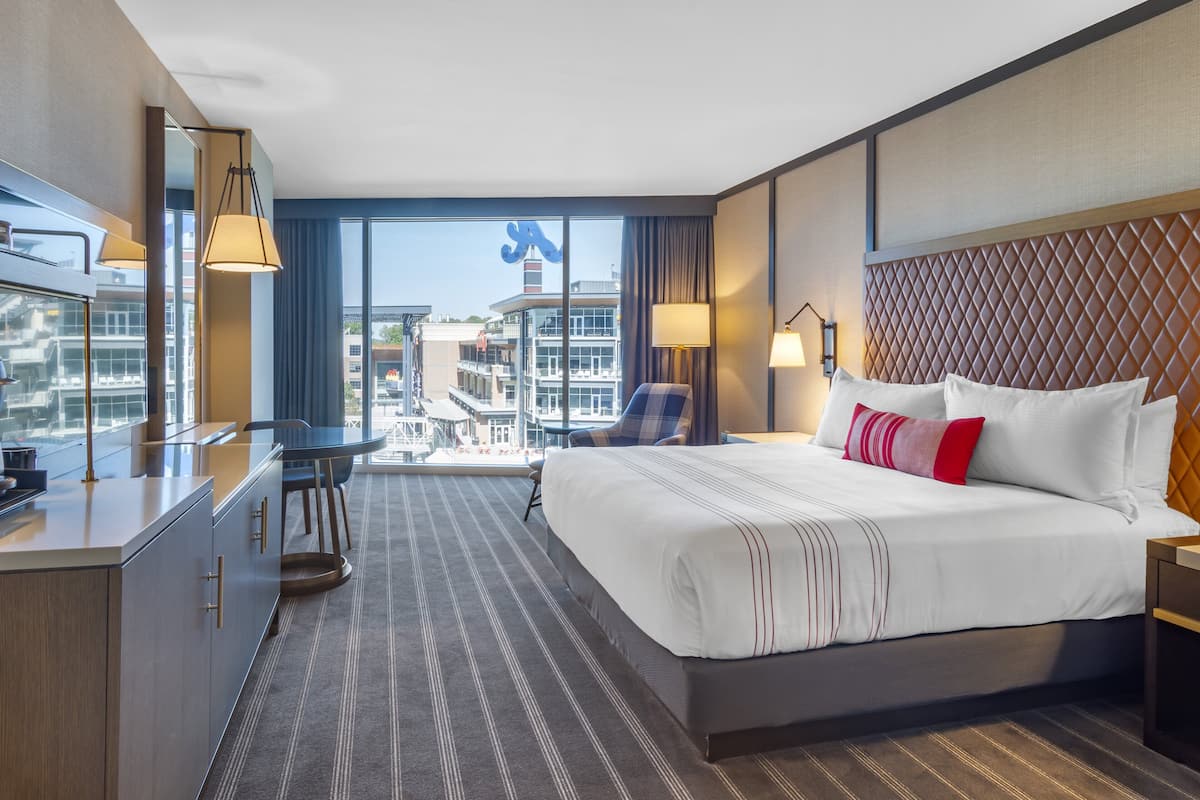 executive room, 1 king bed (premier executive room) | premium bedding, pillow-top beds, minibar, in-room safe