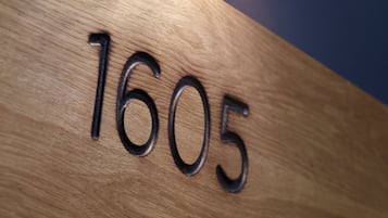 Gros plan d’une surface en bois sur laquelle est gravé le chiffre « 1605 ».