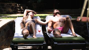 Hồ bơi ngoài trời, ghế dài tắm nắng