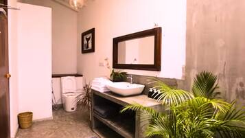 Habitación Deluxe doble | Baño | Ducha y cabezal de ducha tipo lluvia