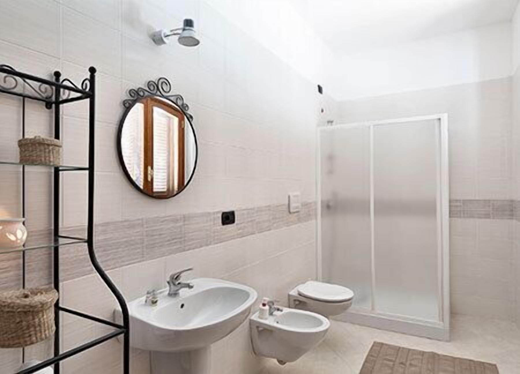 Triple Room | Bathroom | Shower, free toiletries, hair dryer, bidet