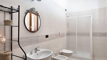 Triple Room | Bathroom | Shower, free toiletries, hair dryer, bidet