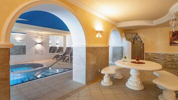 Innenpool, Liegestühle