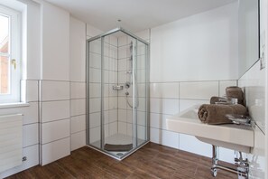 Apartment, 4 Bedrooms, Balcony (+ cleaning fee 120 EUR on arrival) | Bathroom | Free toiletries, hair dryer, towels - Hotel Das Zentrum (Soelden)