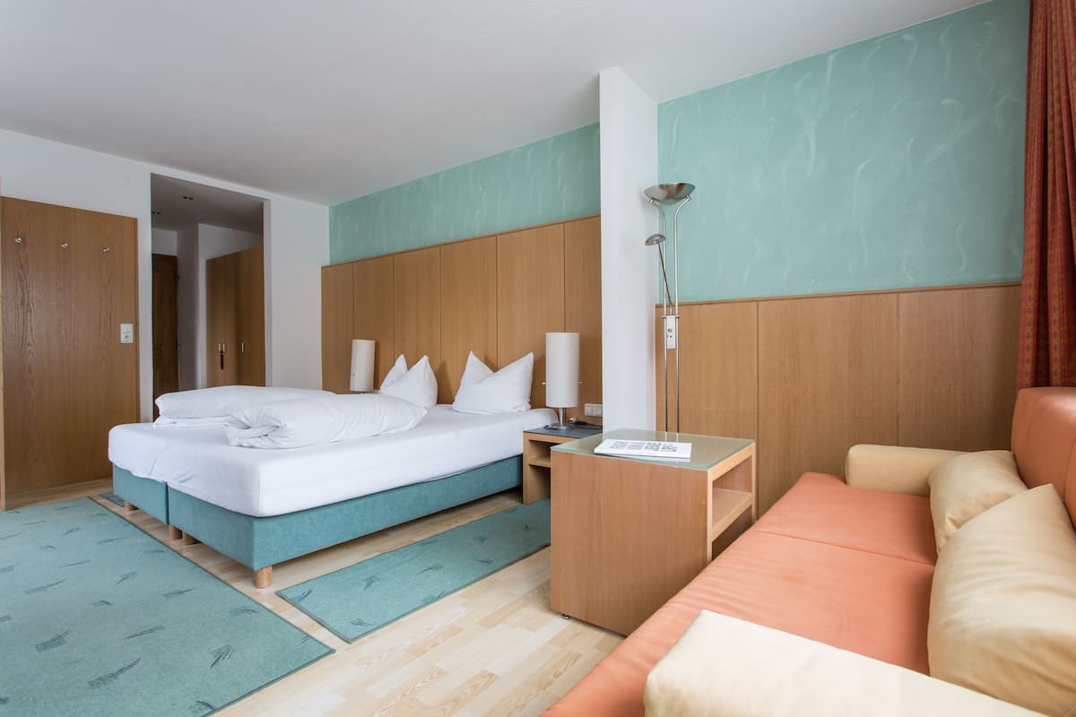 Triple Room (Schneekristall) | In-room safe, desk, free WiFi