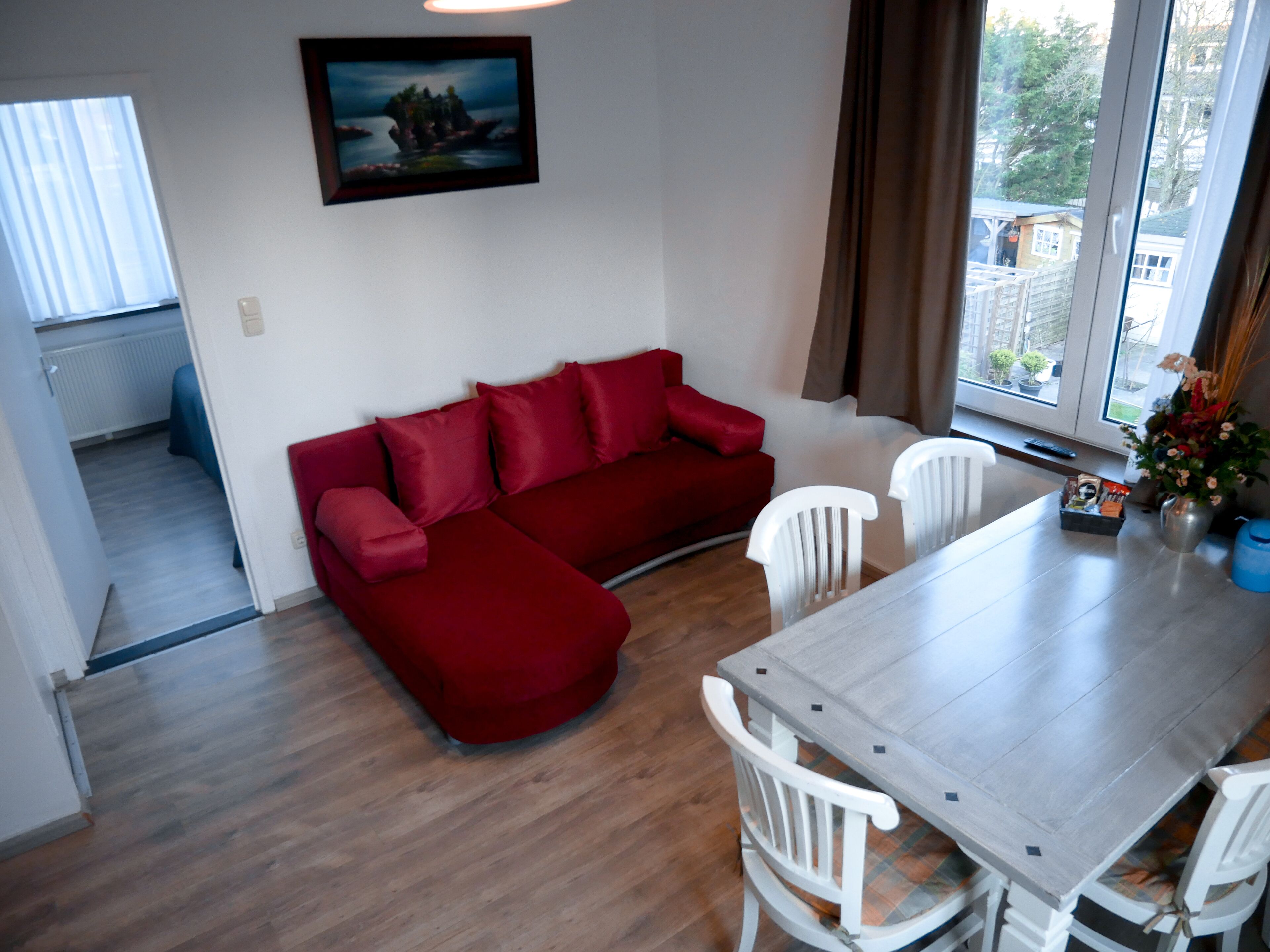 Appartement, 2 eenpersoonsbedden | Woonruimte | Een flatscreentelevisie