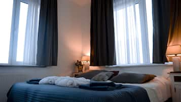 Couette en duvet d'oie, surmatelas, fer et planche Ă repasser