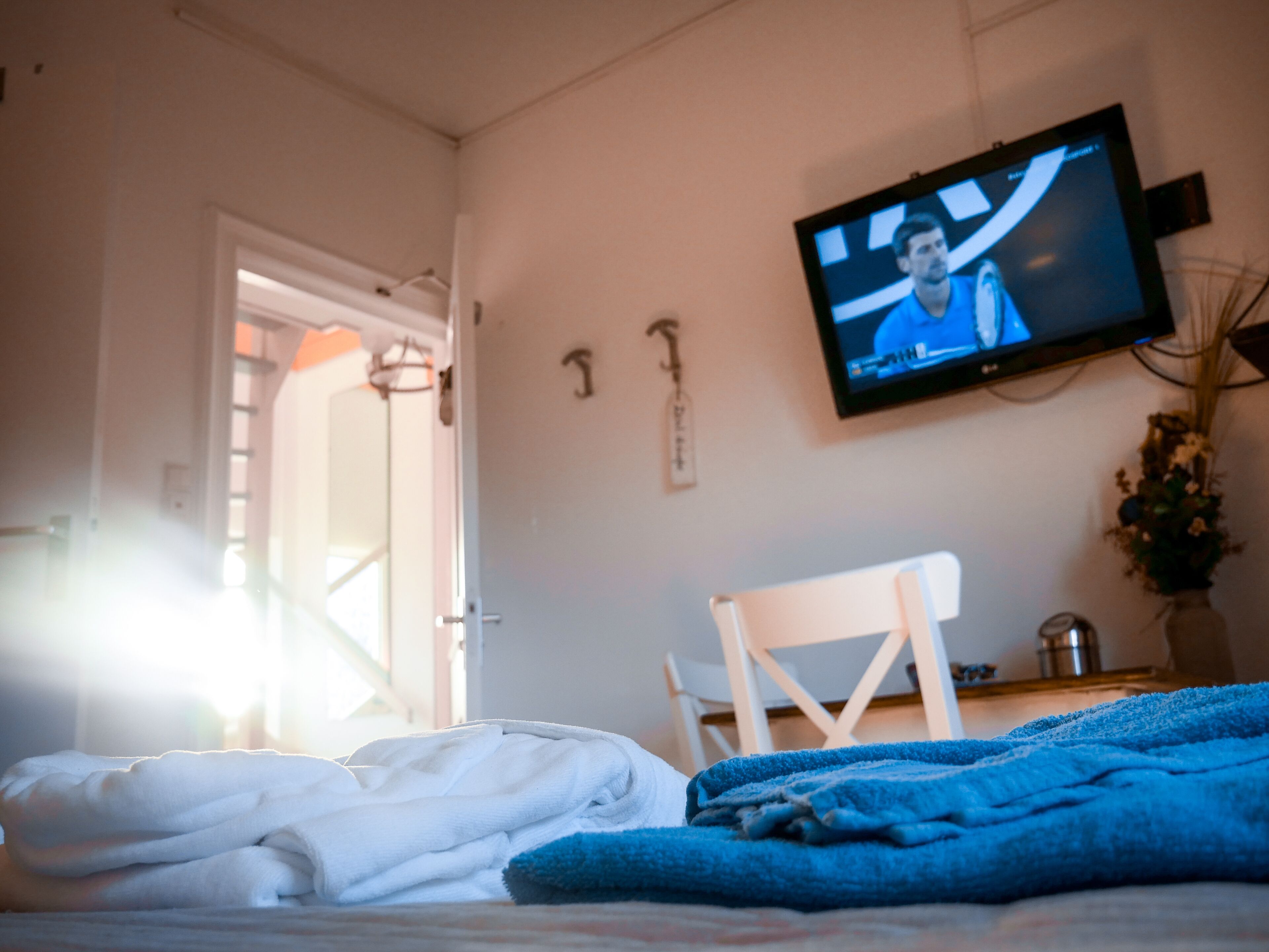 Twin kamer, 2 eenpersoonsbedden | Woonruimte | Een flatscreentelevisie