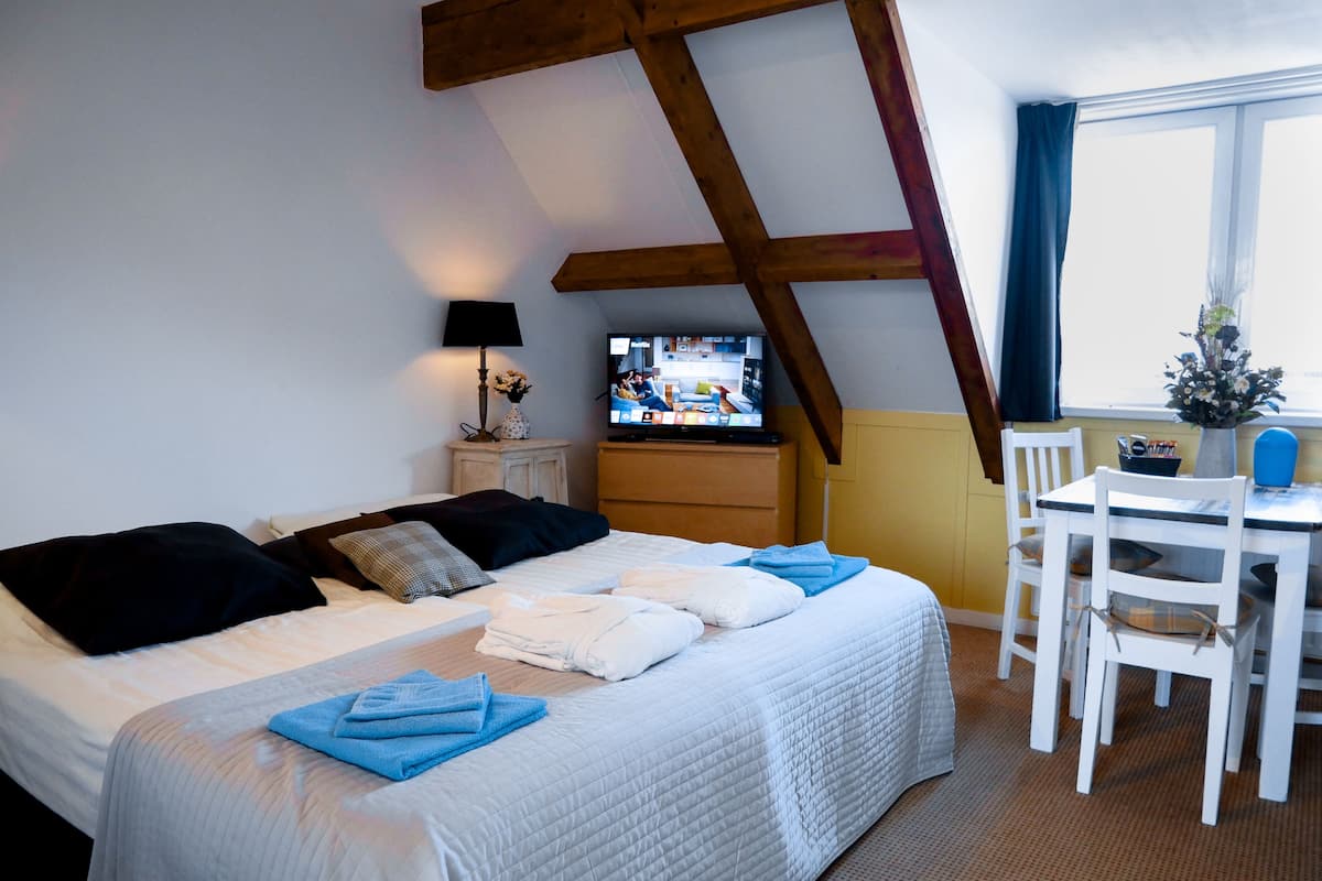 Cubrecamas, colchones con pillow-top y tabla de planchar con plancha