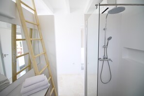 Huvila, 3 makuuhuonetta, yksityinen uima-allas | Kylpyhuone | Suihku, pyyhkeet