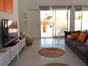 Villa, 3 Schlafzimmer, eigener Pool | Wohnbereich | Plasmafernseher, DVD-Player
