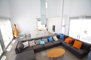 Villa, 3 habitaciones, piscina privada | Zona de estar | Una televisión de plasma, un reproductor de DVD