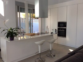 Villa, 3 habitaciones, piscina privada | Cocina privada | Frigorífico grande, microondas, horno y lavavajillas