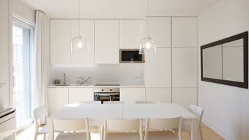 Appartement, 3 chambres | Cuisine privée | Réfrigérateur, micro-ondes, four, plaque de cuisson