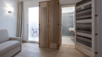 Quadrupla Superior, camere comunicanti, vista città | Area soggiorno | TV a schermo piatto