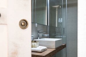 Dusj, designertoalettartikler, hårføner og bidé