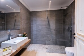 Apartment, 1 Bedroom, Kitchenette | Bathroom | Shower, designer toiletries, hair dryer, bidet