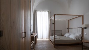 Frette Italian sheets, premium bedding, down comforters, in-room safe - Il Palazzotto Luxury Suites (Lecce)