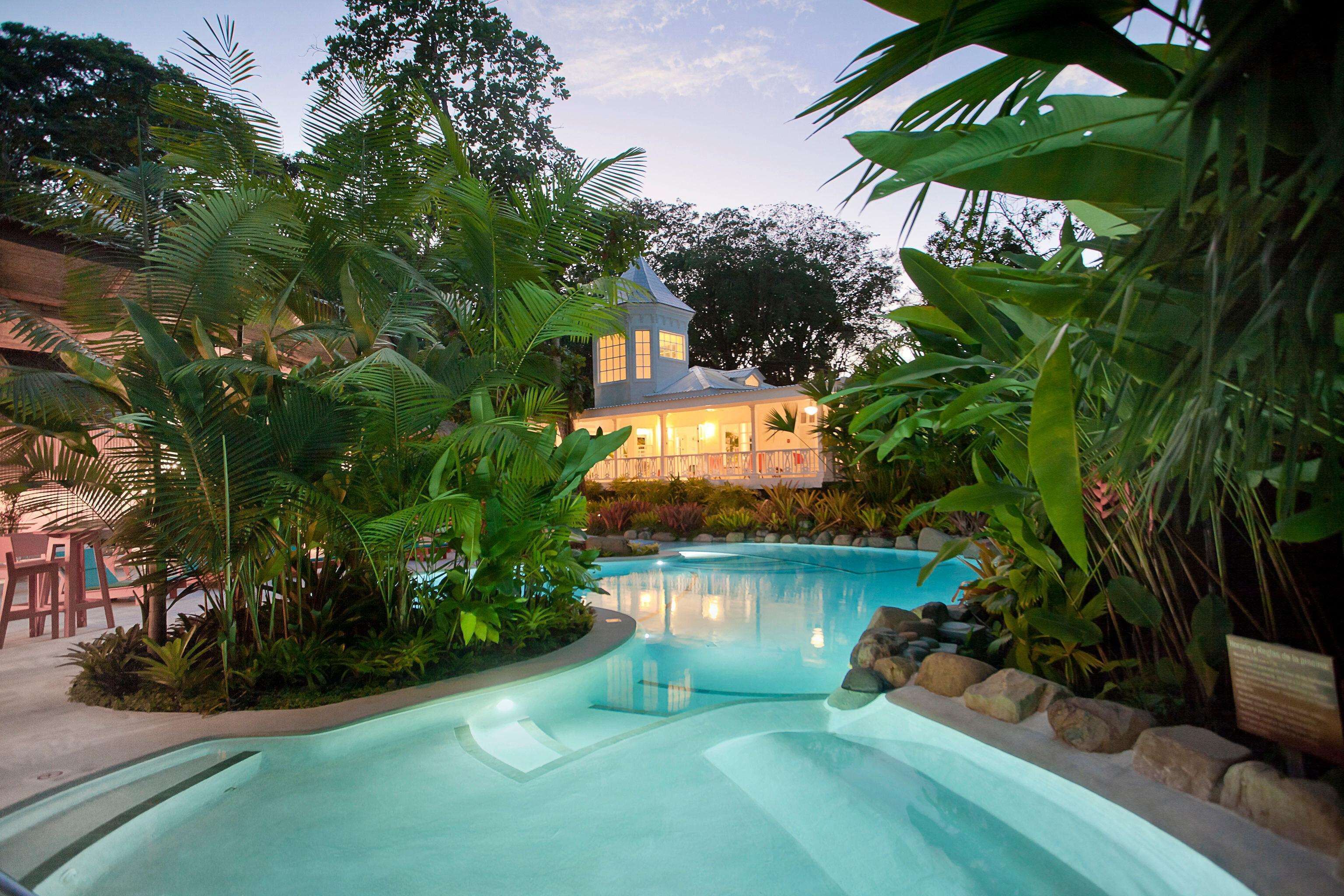 Utendørsbasseng og solsenger