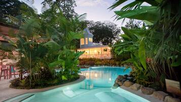 Alberca al aire libre y camastros