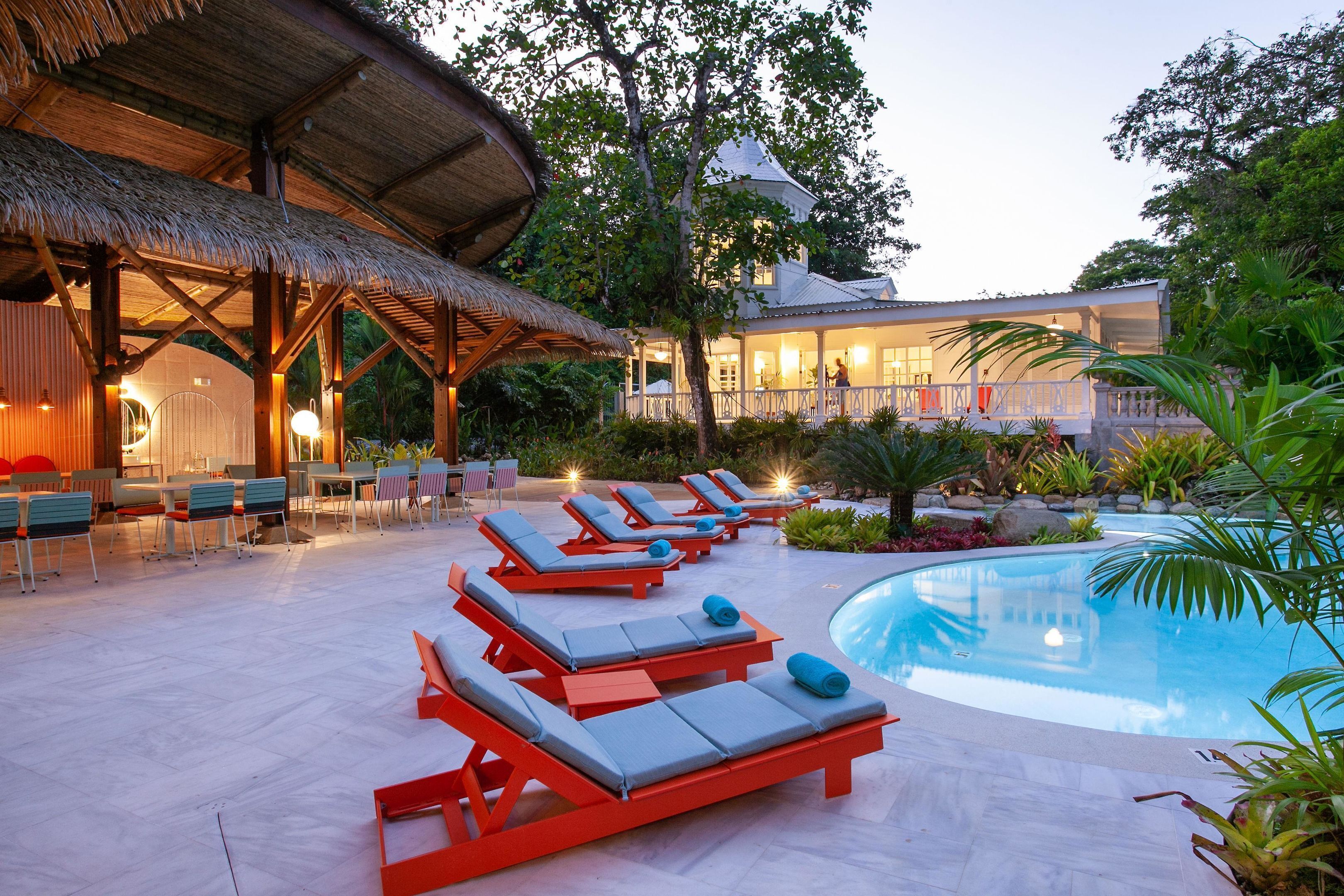 Kolam renang outdoor, dengan kursi berjemur