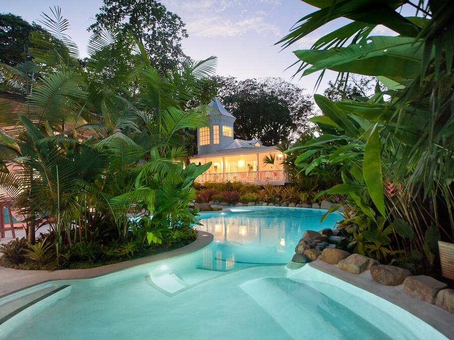 Una piscina al aire libre, tumbonas