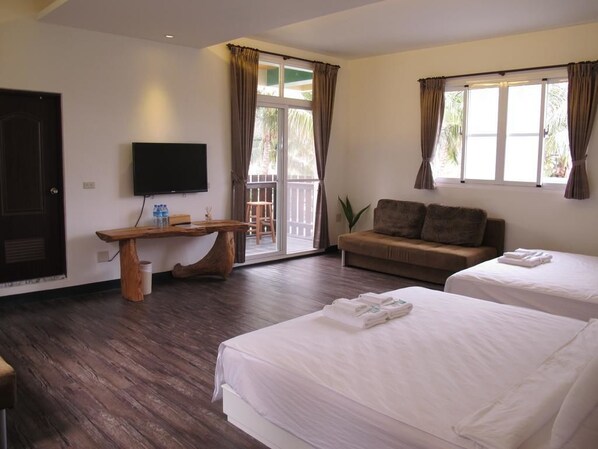 Deluxe Quadruple Room | Blackout drapes, soundproofing, rollaway beds, free WiFi