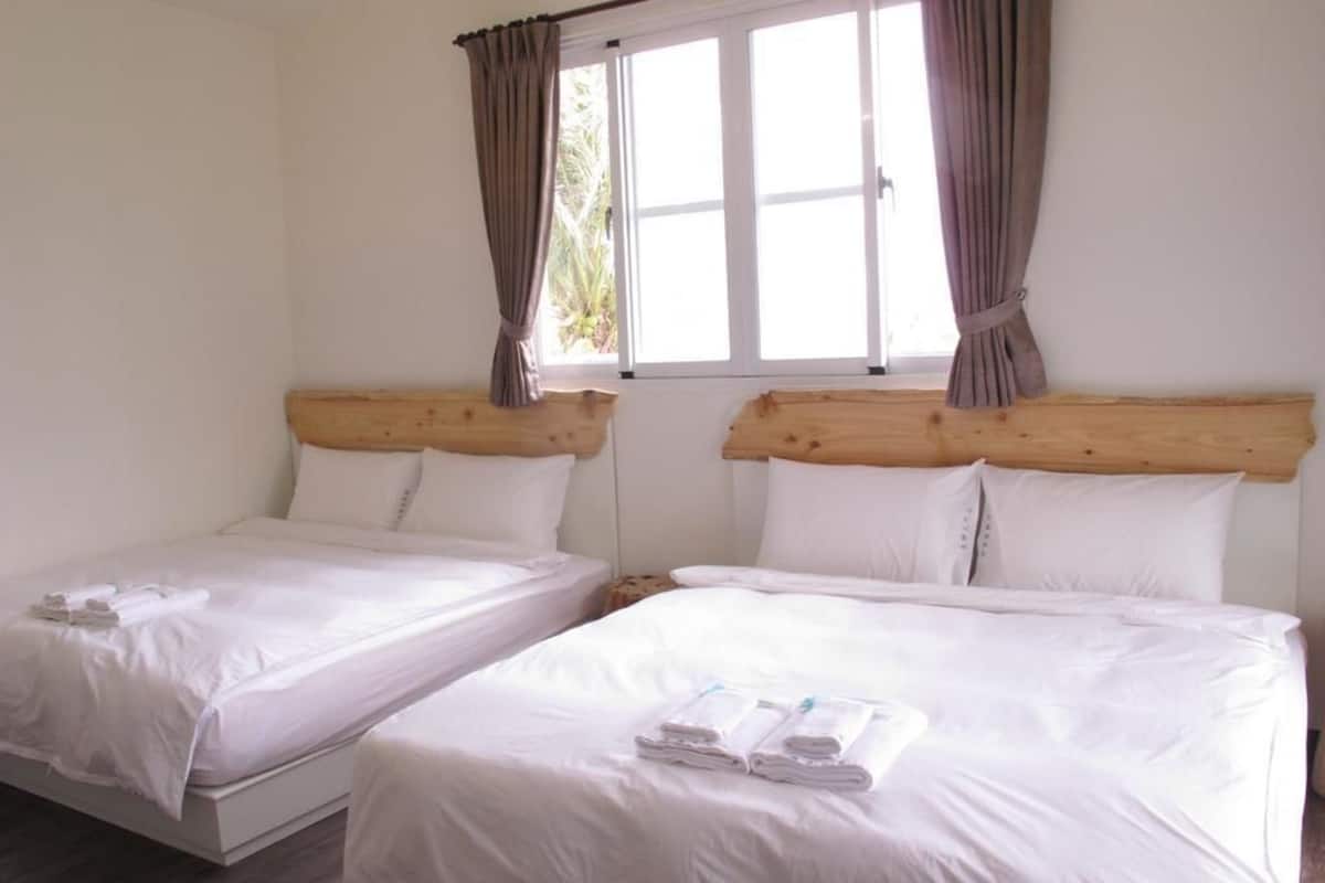 Habitación cuádruple estándar | Cortinas blackout, insonorización, camas extra y wifi gratis