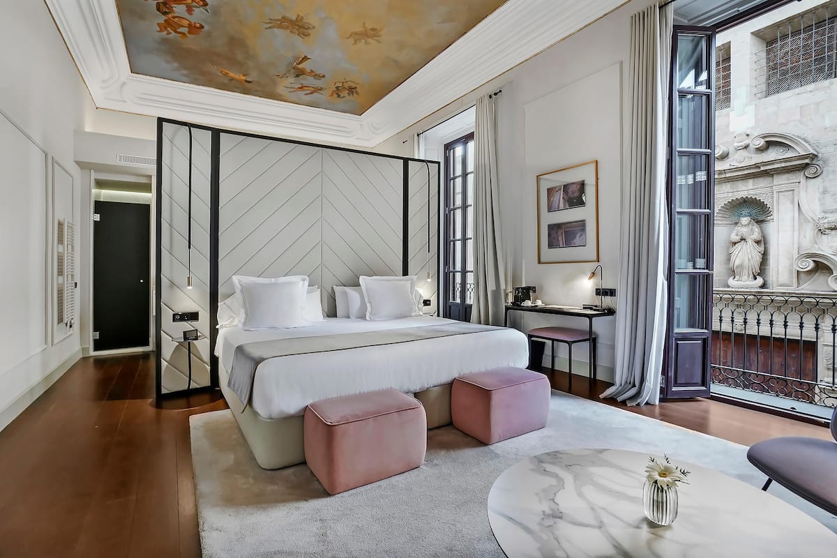1 bedroom, Egyptian cotton sheets, premium bedding, down duvets